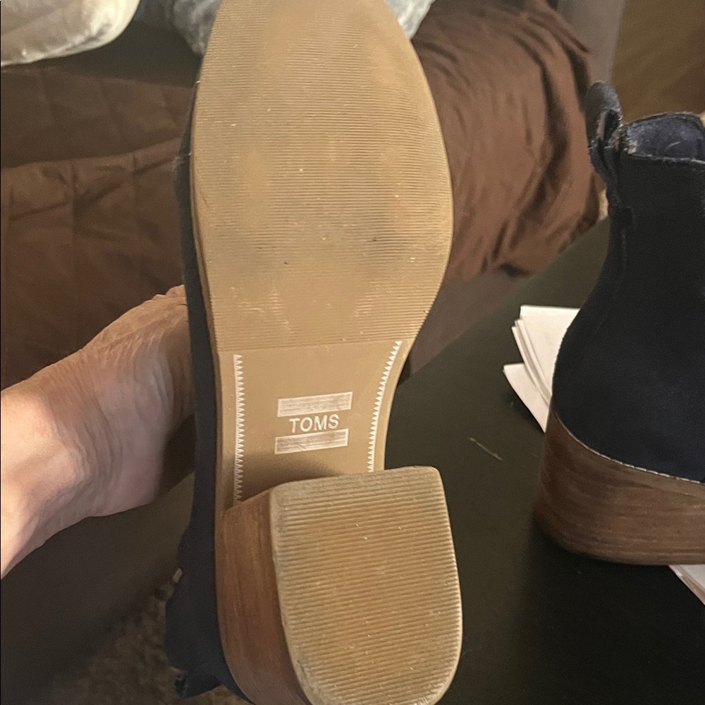 Tom's suede Navy Ankle Boots like new - Picture 5 of 8